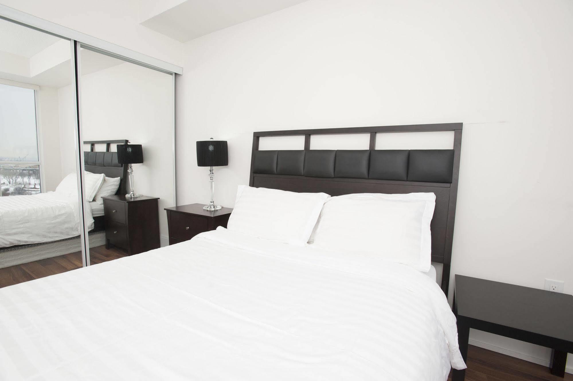 Life Suites Luxury Downtown Condos Toronto Exterior photo