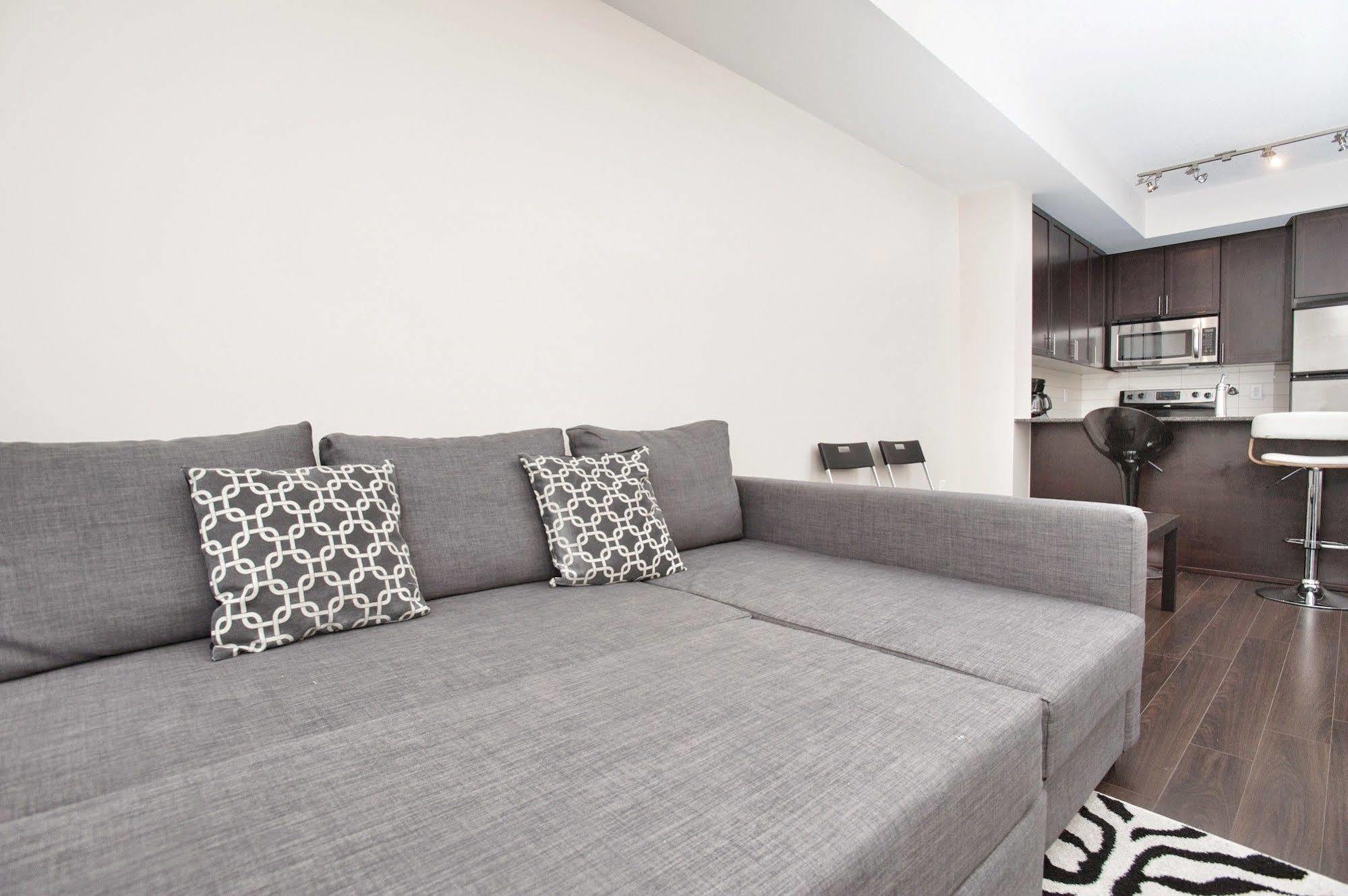 Life Suites Luxury Downtown Condos Toronto Exterior photo